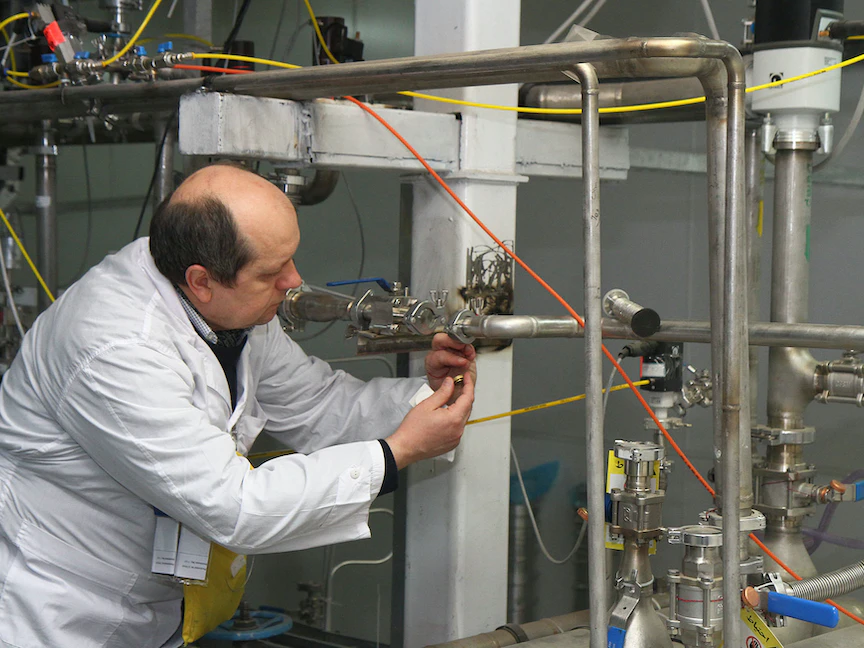 مفتش من الوكالة الدولية للطاقة الذرية داخل مركز الأبحاث النووية في نطنز جنوب طهران - 20 يناير 2014 - AFP