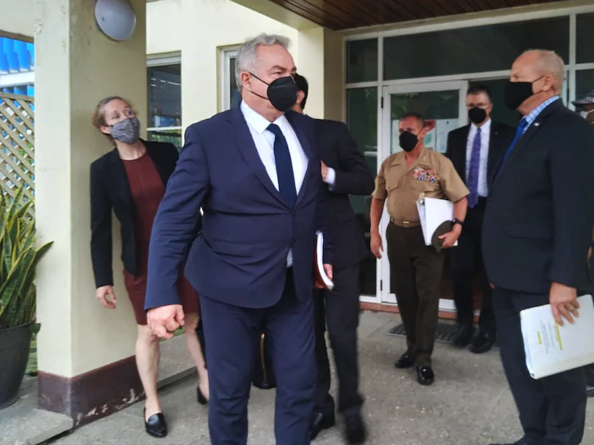 منسّق مجلس الأمن القومي الأميركي لمنطقة المحيطين الهندي والهادئ كورت كامبل يغادر بعد إجراء لقاء مع حكومة جزر سليمان في العاصمة هونيارا 22 أبريل 2022 - AFP
