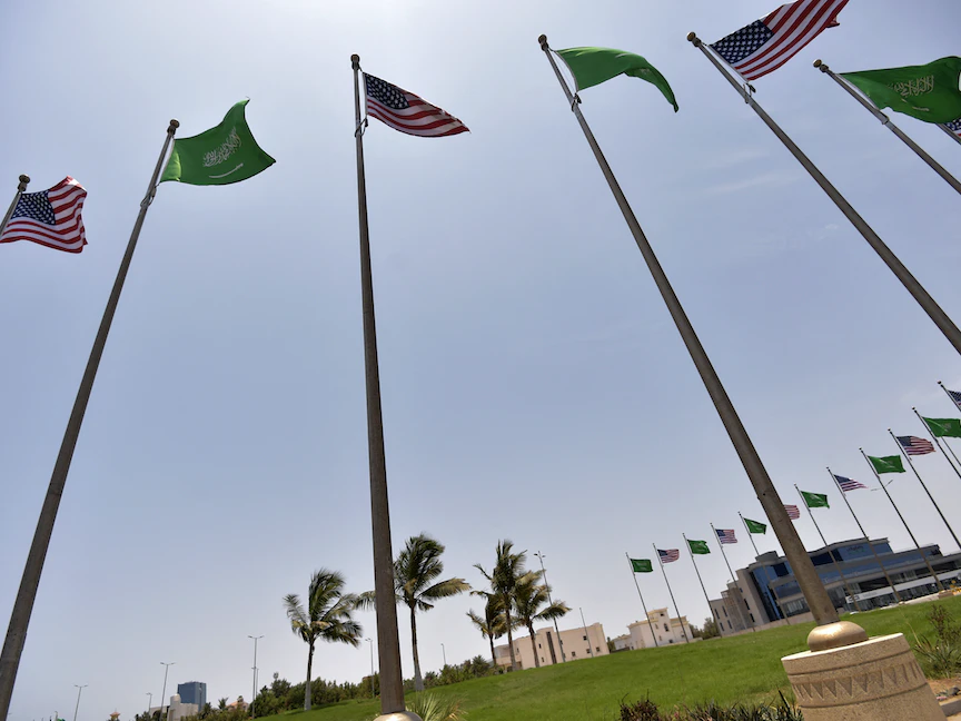 أعلام المملكة العربية السعودية والولايات المتحدة الأميركية تزين شارع الملك عبد العزيز في جدة. 14 يوليو 2022 - AFP