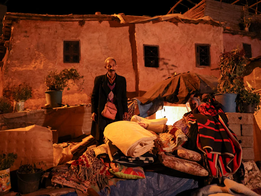 محمد (66 عاماً) يقف بالقرب من منزله المتضرر في قرية مولاي إبراهيم بإقليم الحوز في أعقاب زلزال قوي ضرب المغرب. 9 سبتمبر 2023 - REUTERS