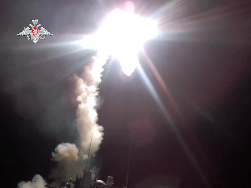 تسجيل نشرته وزارة الدفاع الروسية في 29 نوفمبر 2021 لإطلاق صاروخ كروز جديد زيركون فرط صوتي من السفينة الحربية الأدميرال جورشكوف على هدف في بحر بارنتس. - AFP