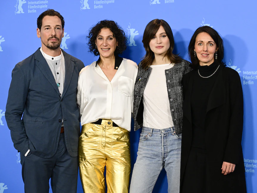 المخرجة الألمانية إيميلي آتف مع أبطال فيلمها "يوماً ما سنُخبر بعضنا بكل شيء" على هامش "مهرجان برلين السينمائي" - 17 فبراير 2023 - AFP