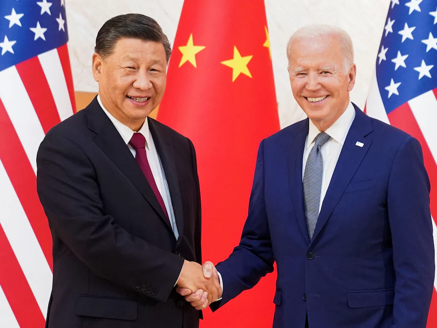 الرئيس الأميركي حو بايدن يصافح نظيره الصيني شي جين بينج خلال قمة العشرين في بالي بإندونيسيا. 14 نوفمبر 2022 - REUTERS