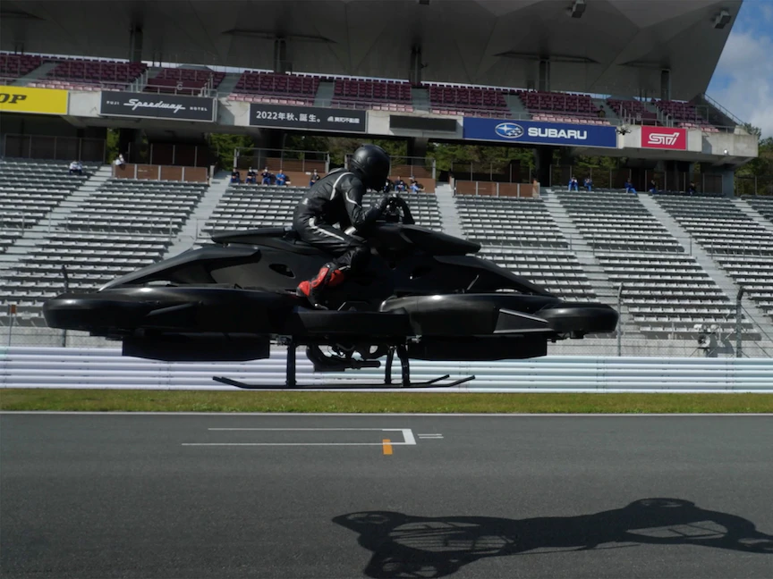 شركة "إيروينز تكنولوجيز" (A.L.I. سابقا) اليابانية تعرض دراجتها الطائرة "إكس توريزمو" في مضمار فوجي سبيدواي بمحافظة شيزوكا اليابانية- 26 أكتوبر 2021 - via REUTERS