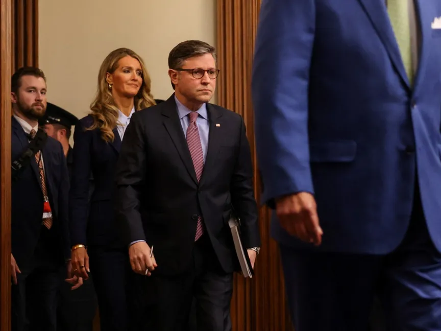 رئيس مجلس النواب الأميركي مايك جونسون قبيل مؤتمر صحافي في مبنى الكابيتول بواشنطن العاصمة. 27 أكتوبر 2025 - REUTERS