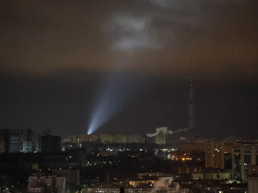 سلاح الجو الأوكراني يستعمل كشافات إضاءة لرصد المسيرات الروسية في سماء العاصمة كييف. 25 نوفمبر 2023 - Reuters