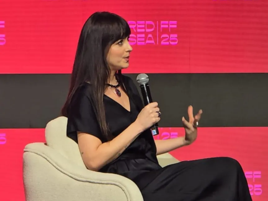 داكوتا جونسون في "البحر الأحمر": عملي بالإنتاج كشف لي وجهاً قبيحاً للصناعة