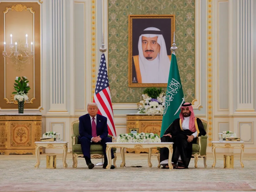 ولي العهد السعودي الأمير محمد بن سلمان بجانب الرئيس الأميركي دونالد ترمب في الرياض. 13 مايو 2025 - REUTERS