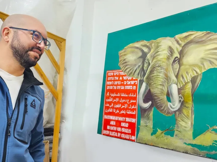 الفنان الفلسطيني علاء البابا لـ"الشرق": أعيد إنتاج المخيم الذي أعيش فيه بالألوان