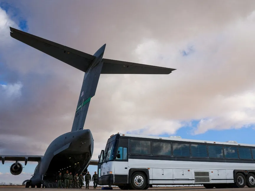 مهاجرون يتم ترحيلهم من الولايات المتحدة في قاعدة فورت بليس العسكرية في إل باسو بتكساس. 30 يناير 2025 - Reuters