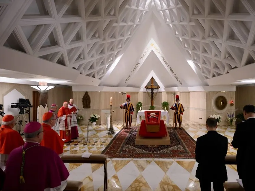 جثمان البابا فرنسيس داخل تابوت تمهيداً لجنازته في الفاتيكان. 21 أبريل 2025 - Reuters