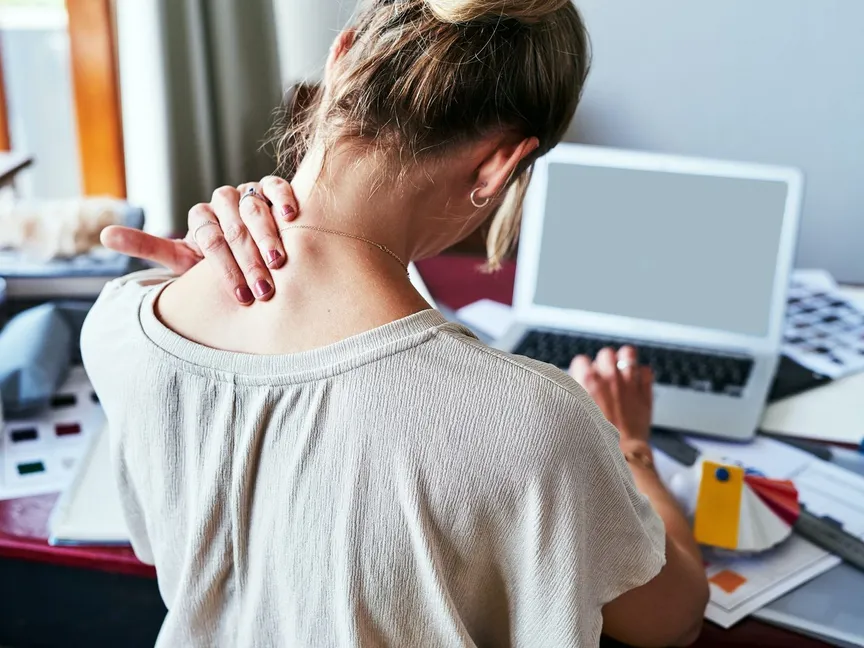 كيف يدمر استخدام الهواتف والكمبيوتر عمودك الفقري؟