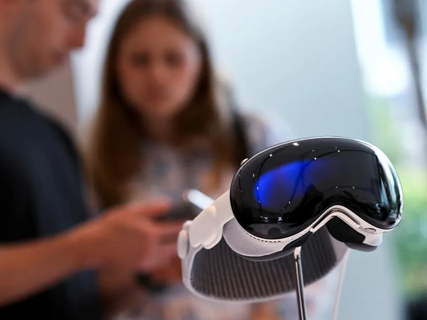 نظارة أبل "فيجن برو" معروضة خلال حفل إطلاقها في سنغافورة. 28 يونيو 2024 - REUTERS