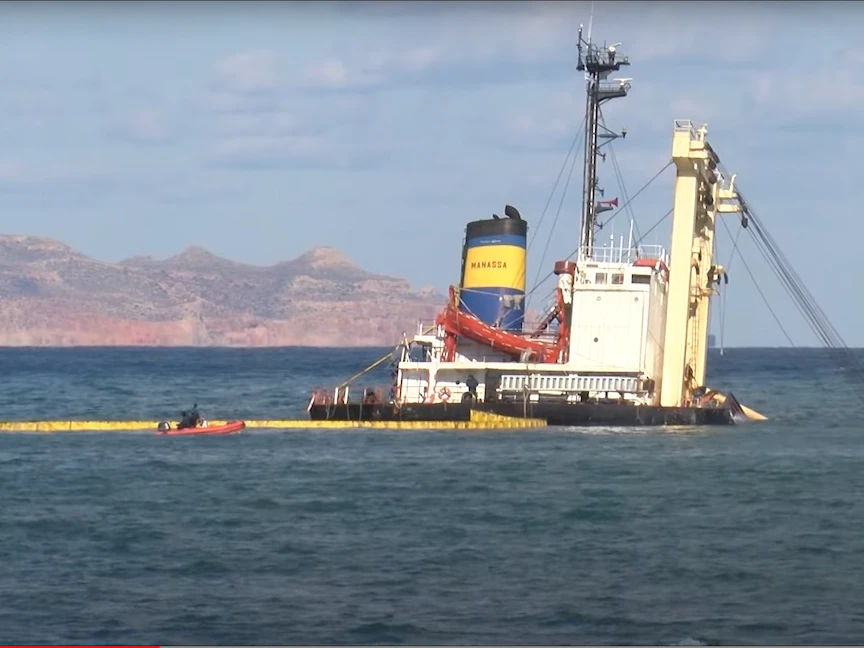 انشطار سفينة مصرية نصفين في البحر المتوسط بسبب الطقس السيئ