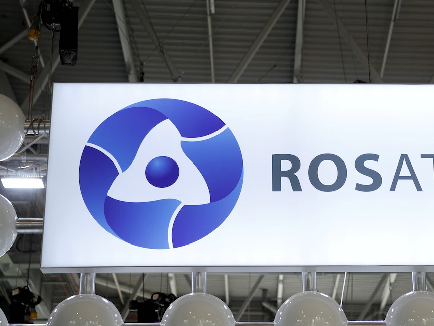 شعار شركة "روساتوم" في المعرض النووي العالمي في فيلبينت بالقرب من باريس. فرنسا في 26 يونيو 2018. - REUTERS