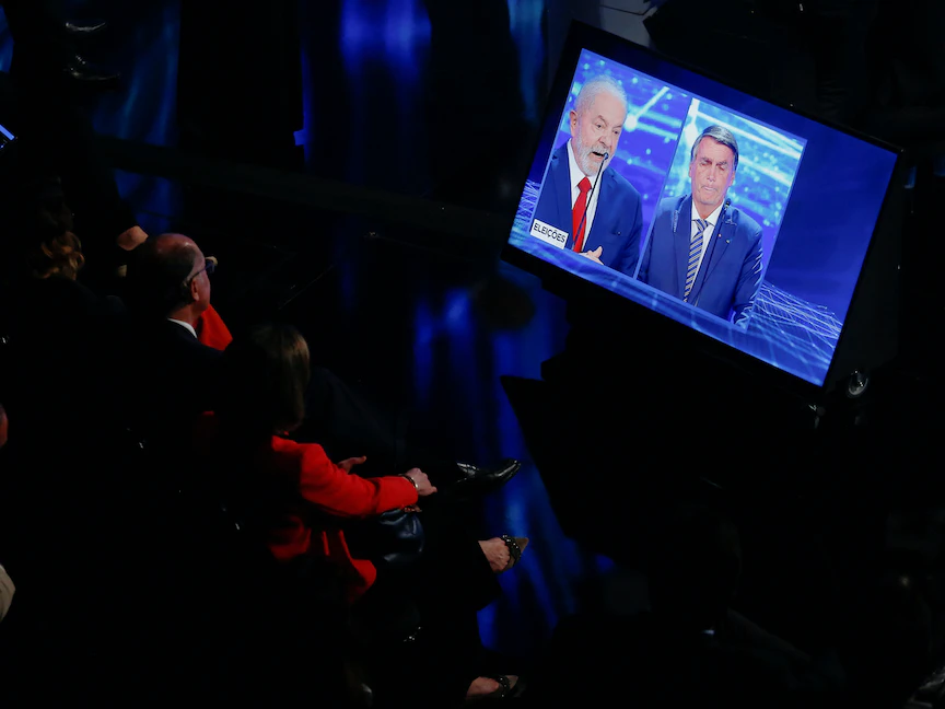الرئيس البرازيلي جايير بولسونارو ونظيره السابق لويس إيناسيو لولا دا سيلفا يظهران على شاشة خلال مشاركتهما في أول مناظرة بمدينة ساو باولو قبل انتخابات الرئاسة - 28 أغسطس 2022 - REUTERS