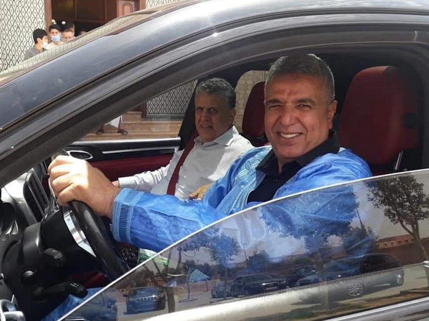 القيادي في حزب الأصالة والمعاصرة عبد الوهاب بلفقيه يقود سيارته وإلى جانبه الأمين العام للحزب عبد اللطيف وهبي - وكالة المغرب العربي للأنباء