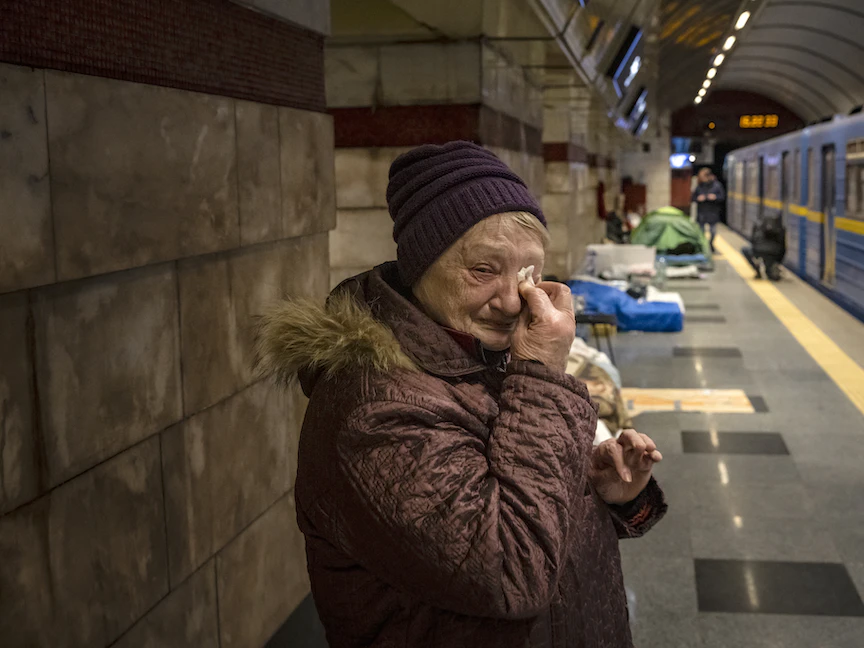 أوكرانية مسنّة تبكي خلال وجودها في إحدى محطات المترو في كييف هرباً من الحرب- 18 مارس 2022. - AFP