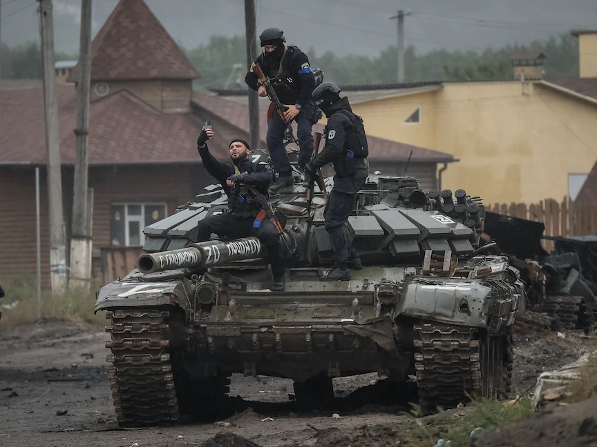 قوات أوكرانية في مدينة إزيوم شرقي البلاد، بعد استعادة السيطرة على المدينة- 13 سبتمبر 2022 - REUTERS