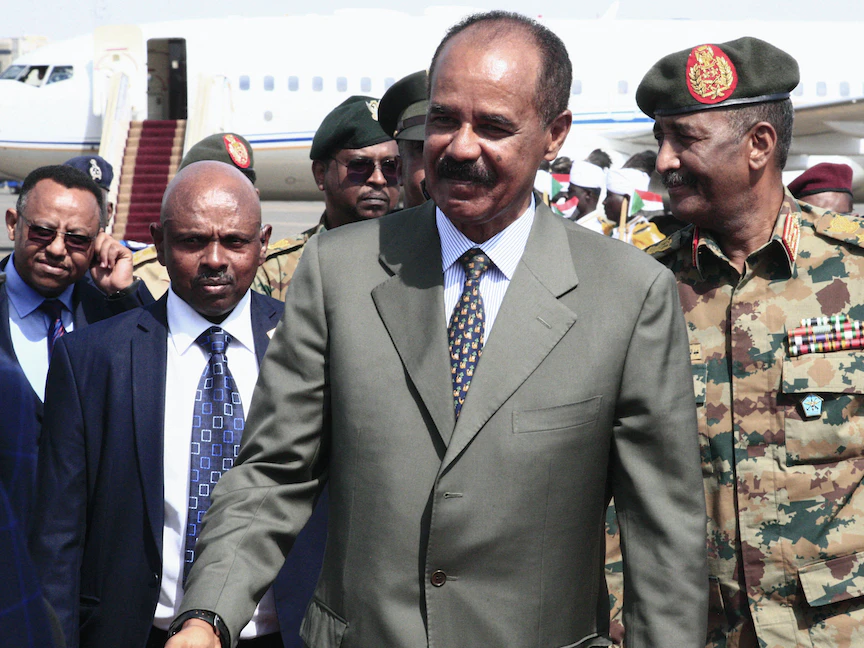 الرئيس الإريتري أسياس أفورقي خلال وصوله إلى مطار الخرطوم الدولي في زيارة رسمية - 14 سبتمبر 2019 - AFP