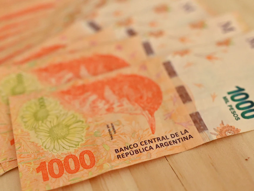 أوراق نقدية أرجنتينية فئة 1000 بيزو في بوينس آيرس. 12 يناير 2023 - AFP