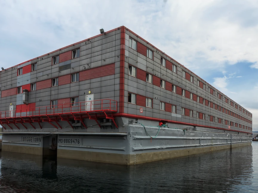 البارجة "بيبي ستوكهولم" التي ستستخدمها بريطانيا لإيواء المهاجرين ويُمكنها استيعاب 500 شخص. 5 أبريل 2023 - via REUTERS