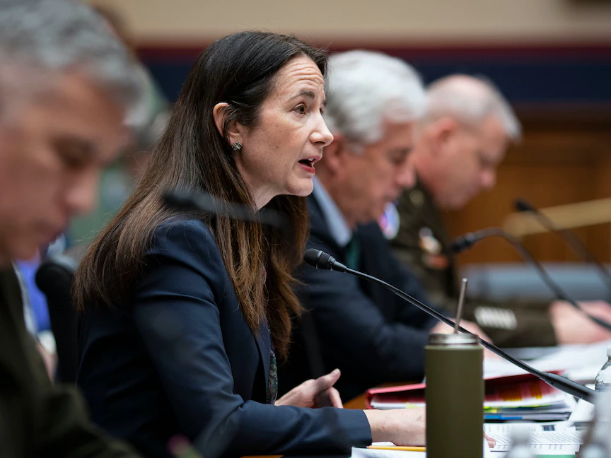 مديرة الاستخبارات الوطنية، أفريل هاينز تتحدث خلال جلسة استماع للجنة الاستخبارات بمجلس النواب الأميركي وإلى جوارها قادة الوكالات الاستخباراتية – 8 مارس 2022 - Bloomberg