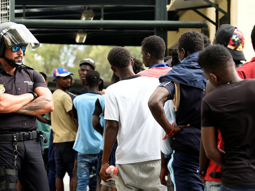 مهاجرون أفارقة جاؤوا للمغرب في محاولة للوصول إلى أوروبا ينتظرون دخول مركز المهاجرين في سبتة - 22 أغسطس 2018. - REUTERS