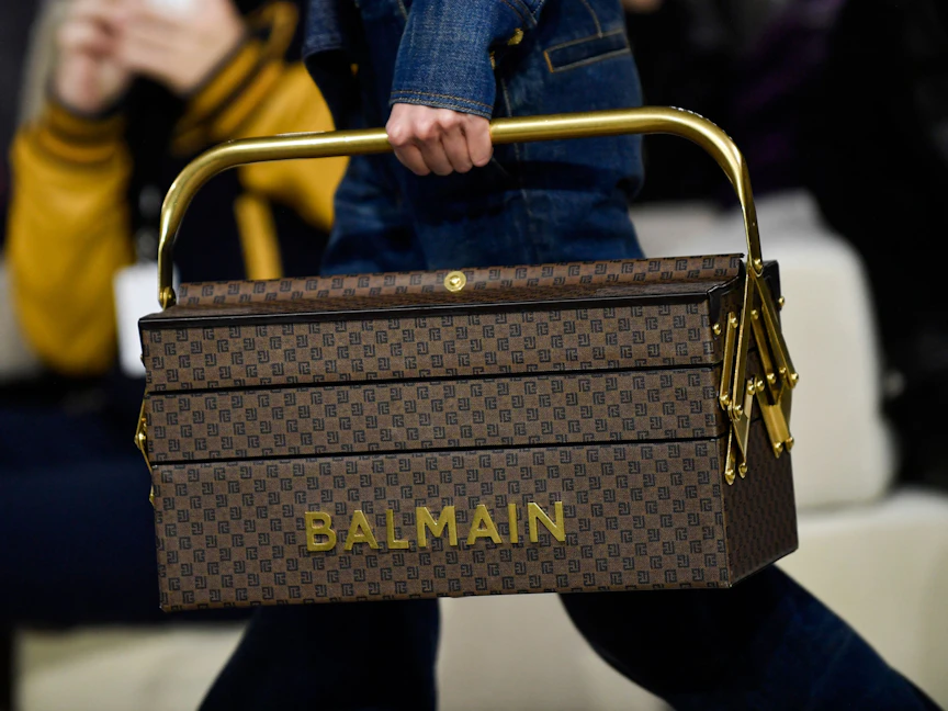 جانب من عرض عدد من منتجات مجموعة "بالمان" في أسبوع الموضة في باريس. 1 مارس 2023 - AFP