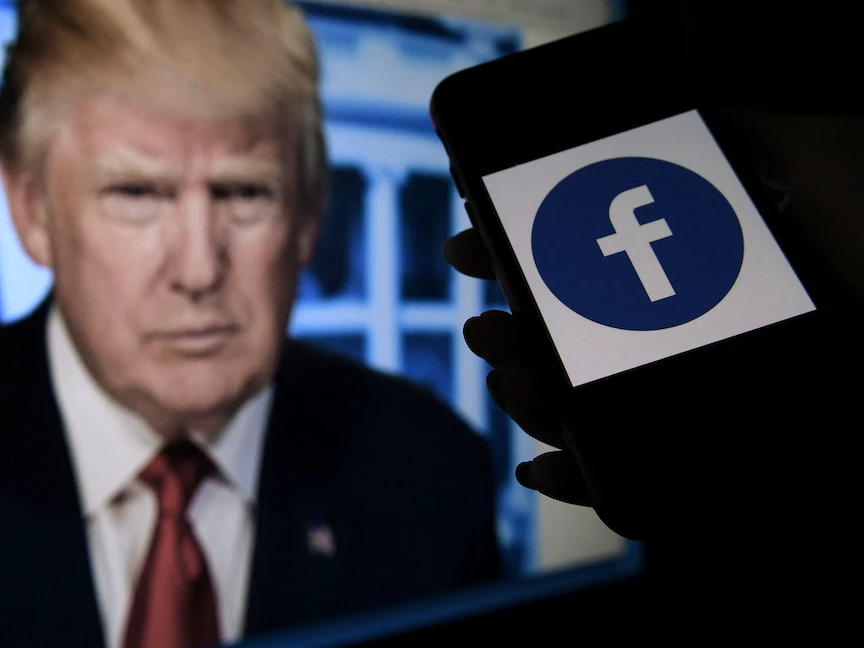 صورة تعبيرية تجمع بين الرئيس الأميركي السابق دونالد ترمب وهاتف محمول عليه شعار فيسبوك. 4 مايو 2021 - AFP