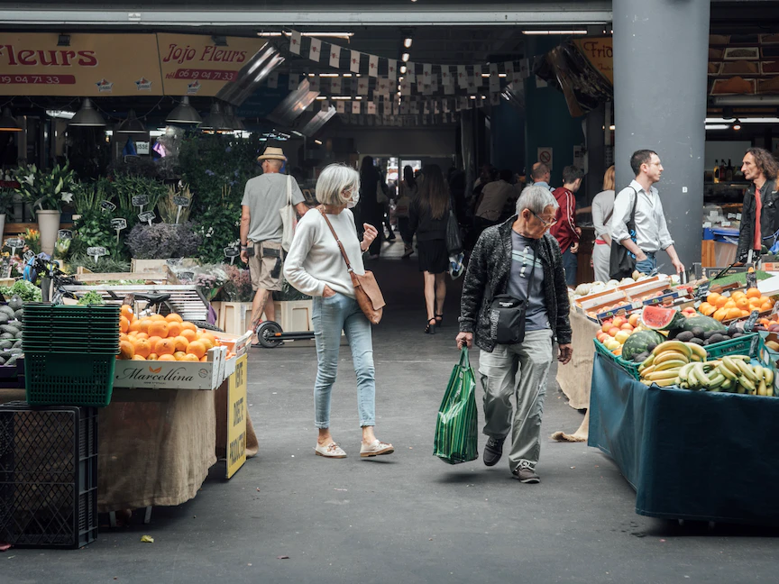متسوقون في سوق كابوسين بمدينة بوردو الفرنسية - 27 مايو 2022 - Bloomberg