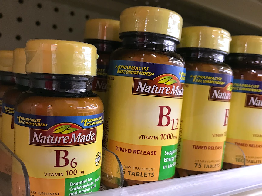 زجاجات فيتامينات B6 وB12 على رفوف متجر بالولايات المتحدة - Getty Images