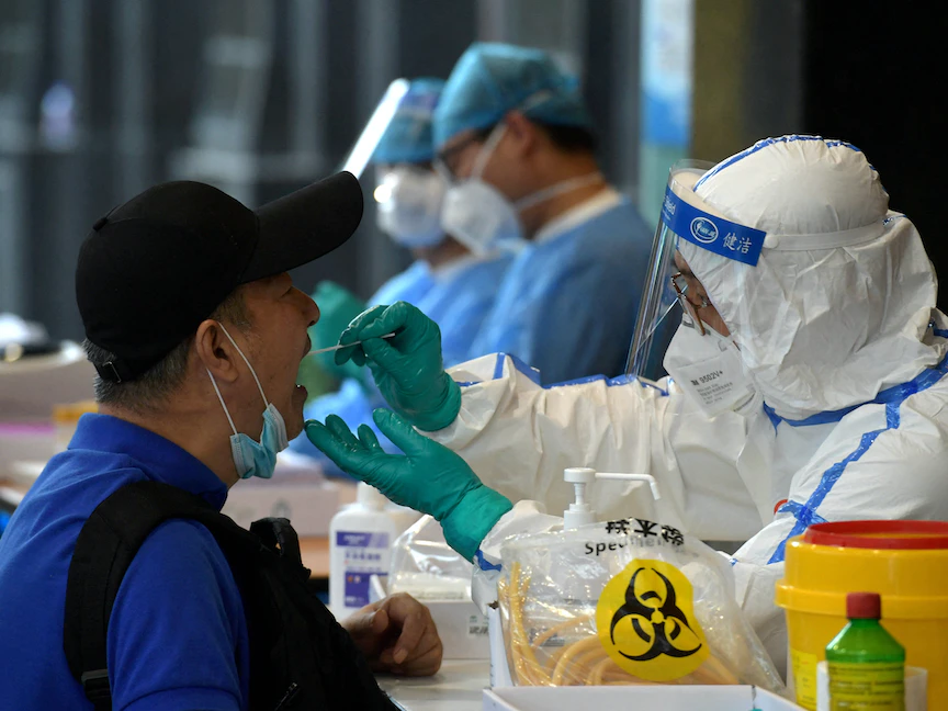 عامل طبي يجري اختباراً على أحد الأشخاص للكشف عن فيروس كورونا في مدينة نانجينج الصينية. 20 يونيو 2020 - REUTERS