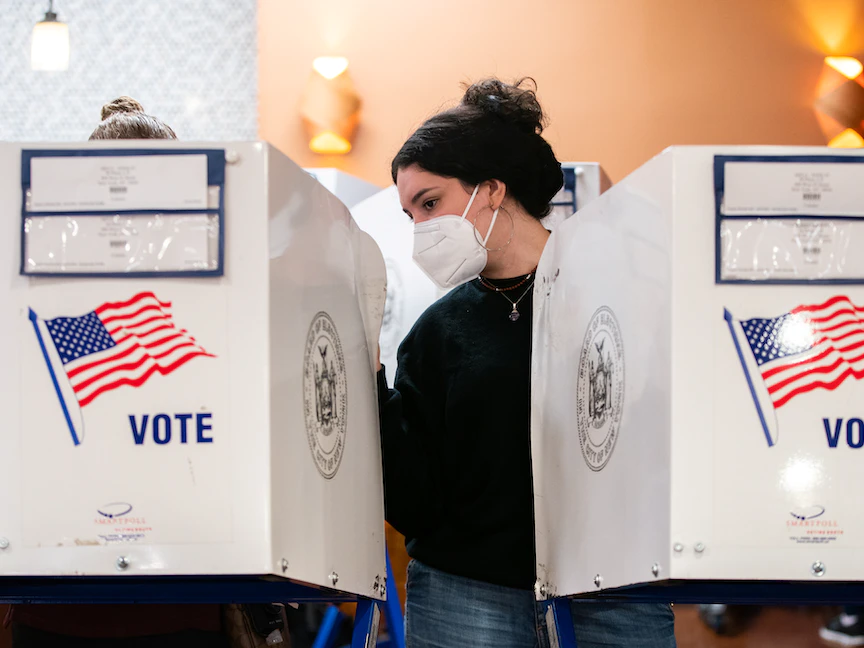 أميركية تدلي بصوتها في الانتخابات التمهيدية للحزب الديمقراطي بمدينة نيويورك - REUTERS