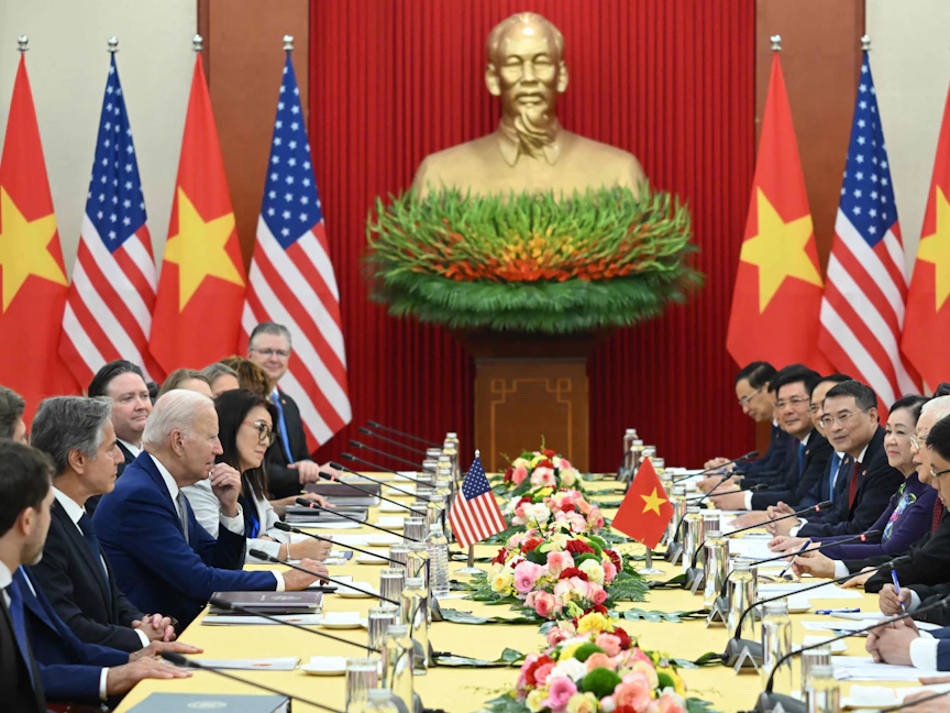 الرئيس الأميركي جو بايدن مع نظيره الفيتنامي، الأمين العام للحزب الشيوعي نجوين فو ترونج يعقدان اجتماعاً في مقر الحزب في هانوي. 10 سبتمبر 2023 - AFP