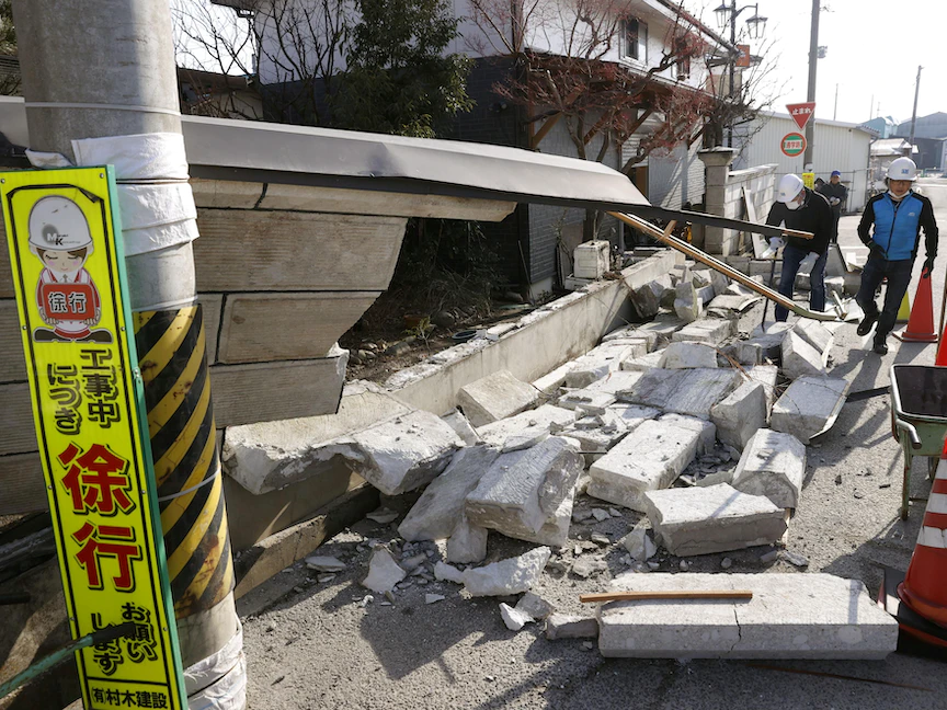 جدار منهار جراء زلزال قوي في مدينة كونيمي في محافظة فوكوشيما الياباني- 14 فبراير 2021 - REUTERS