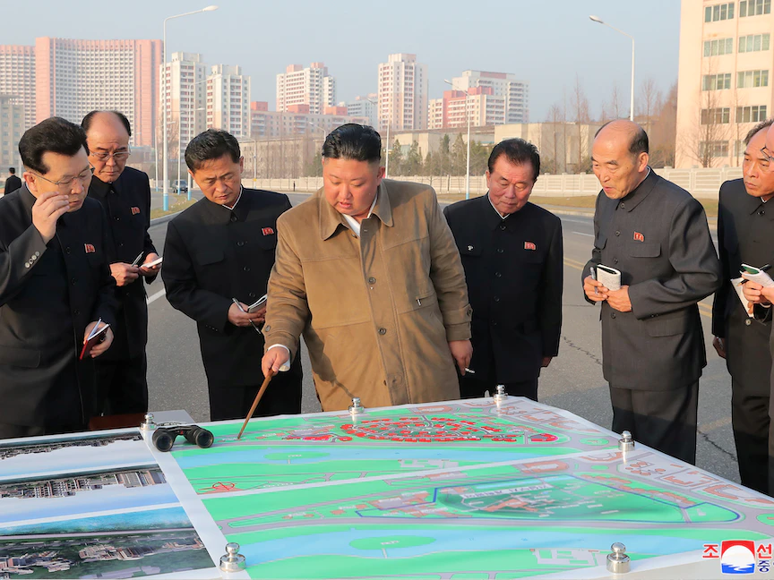 كيم جونج أون يتفقد موقعاً ستقام عليه منازل مصطفة على ضفاف النهر حول بوابة بوتونج في مدينة بيونج يانج، 25 مارس 2021 - via REUTERS