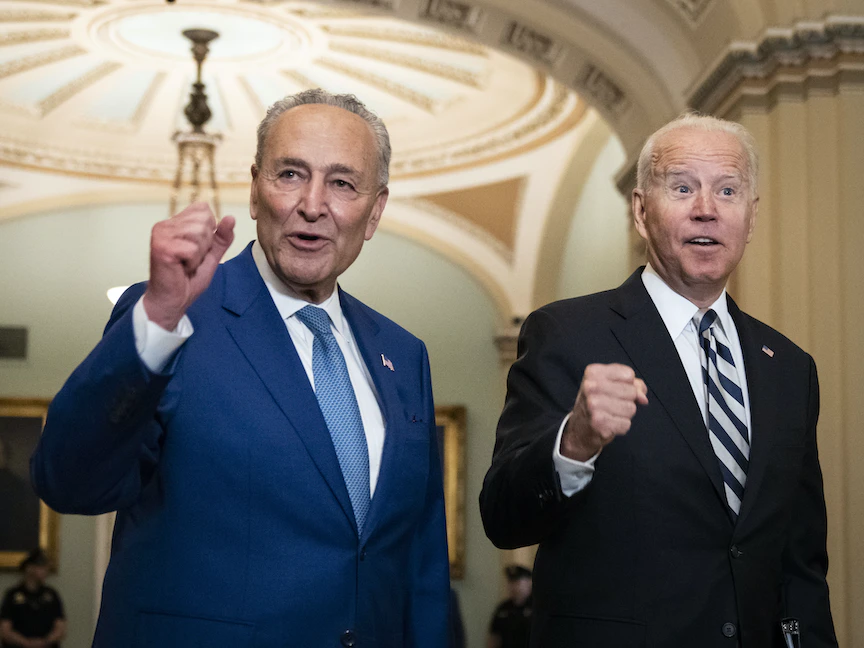الرئيس الأميركي جو بايدن برفقة زعيم الديمقراطيين في مجلس الشيوخ تشاك شومر في مقر الكونغرس - 14 يوليو 2021 - Getty Images