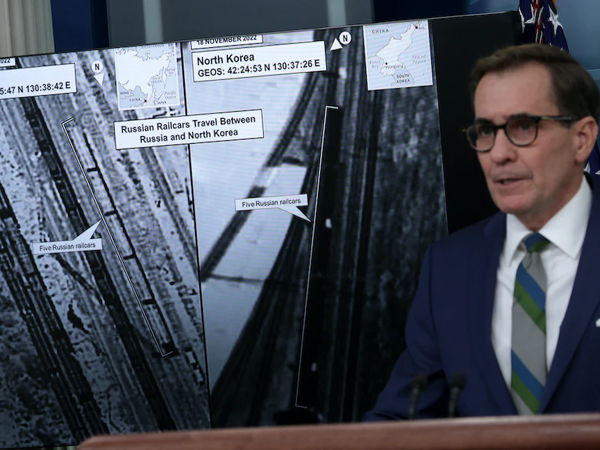 منسق الاتصالات الاستراتيجية بمجلس الأمن القومي الأميركي جون كيربي يعرض صورة لقطار روسي يحمل شحنة أسلحة من كوريا الشمالية. 20 يناير 2023 - Getty Images via AFP