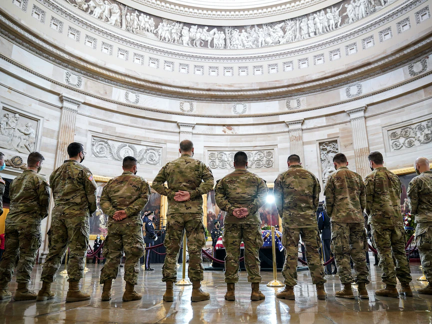 أفراد من الحرس الوطني داخل مبنى الكابيتول الأميركي في العاصمة واشنطن - REUTERS