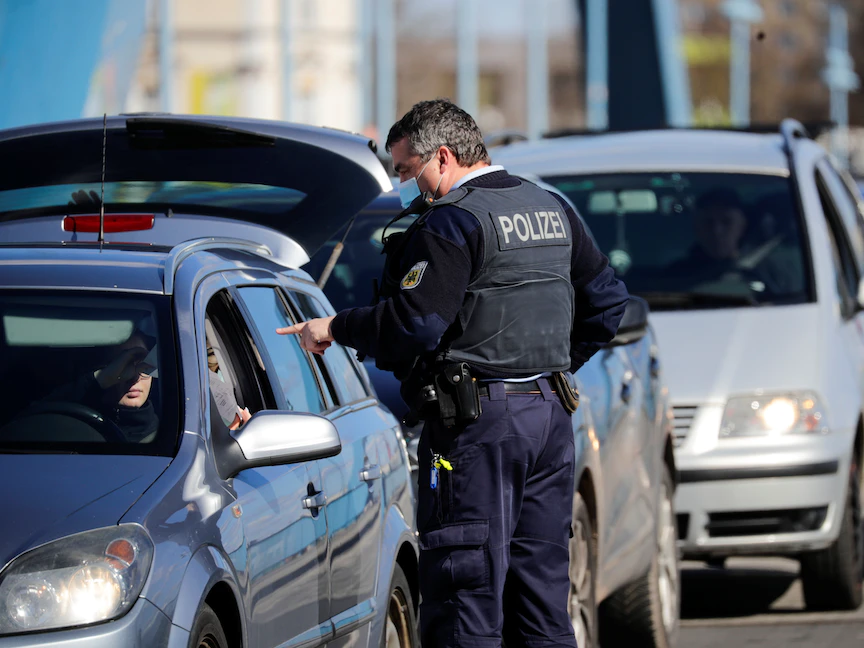 شرطي ألماني على أحد المعابر في فرانكفورت - REUTERS