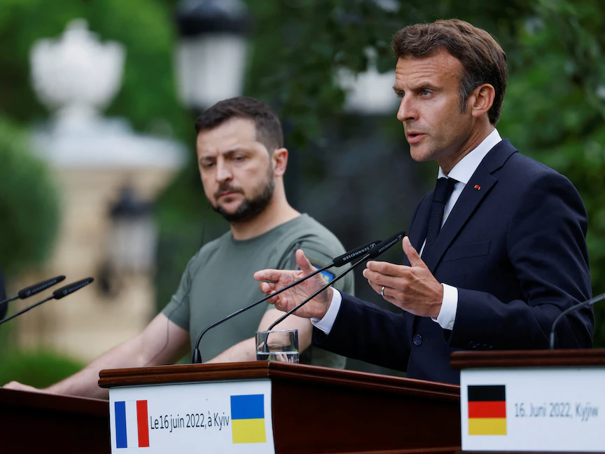 الرئيس الفرنسي إيمانيويل ماكرون وبجواره الرئيس الأوكراني فولوديمير زيلينسكي خلال مؤتمر صحافي بكييف في ختام زيارة 4 قادة أوروبيين ضمت زعماء ألمانيا وإيطاليا ورومانيا لأوكرانيا - 16 يونيو 2022 - REUTERS