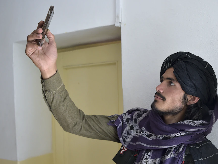 أحد مقاتلي طالبان يبحث عن إشارة لشبكة الهاتف المحمول في منطقة أندار بإقليم غزنة، أفغانستان، 3 يونيو 2021 - AFP