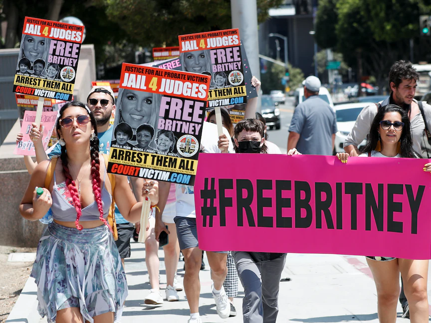 احتجاجات داعمة لنجمة البوب الأميركية بريتني سبيرز، على هامش جلسة استماع في قضية الوصاية، بمحكمة ستانلي موسك في لوس أنجلوس، 14 يوليو 2021 - REUTERS