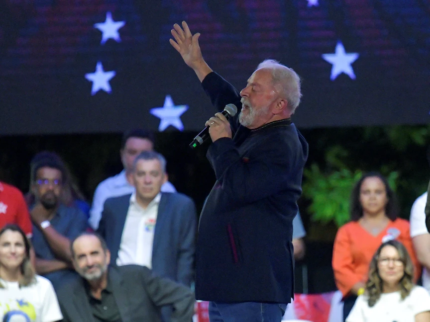 الرئيس البرازيلي السابق لولا دا سيلفا خلال مسيرة انتخابية كمرشح في ميدان Estacao في بيلو هوريزونتي - REUTERS