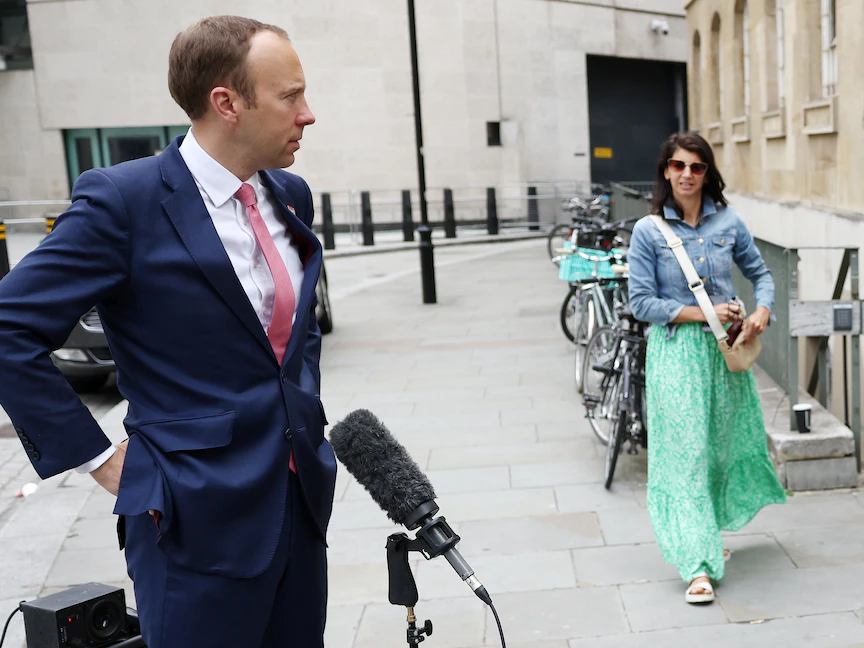 وزير الصحة البريطاني مات هانكوك ومساعدته جينا كولادانغيلو خارج مقر هيئة الإذاعة البريطانية في لندن - 6 يونيو 2021. - REUTERS