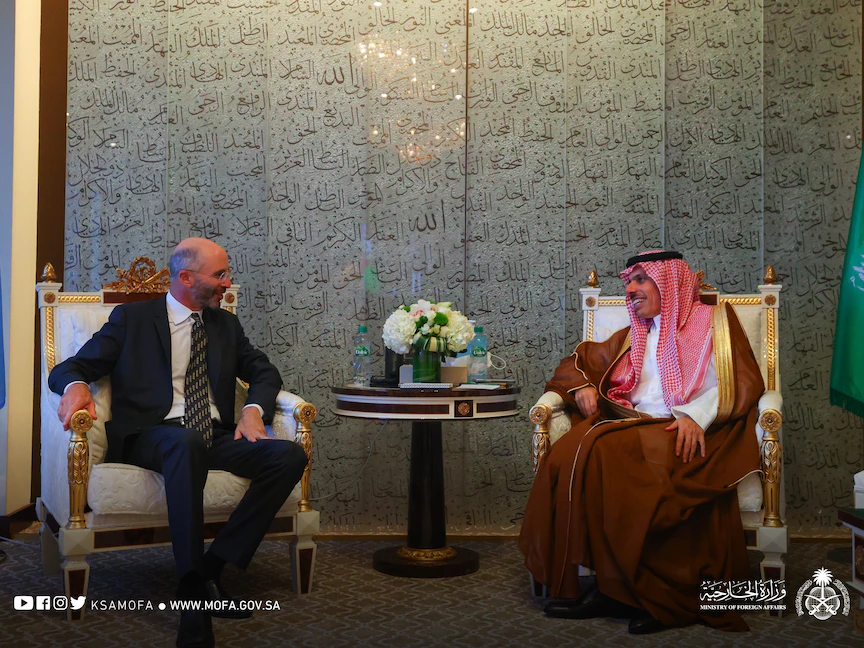 وزير الخارجية السعودي الأمير فيصل بن فرحان خلال لقائه مع المبعوث الأميركي الخاص لشؤون إيران روبرت مالي