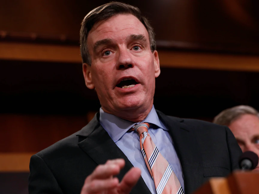 السناتور مارك وارنر في مؤتمر صحافي في الكابيتول هيل- 29 مارس 2017. - REUTERS