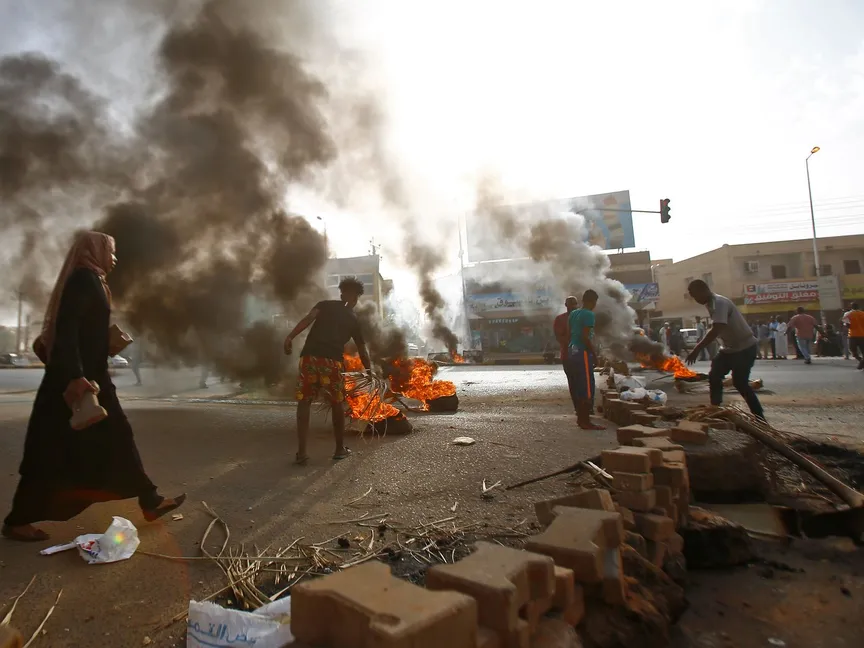 جانب من احتجاجات على فض الاعتصام خارج مقر قيادة الجيش في الخرطوم - 3 يونيو 2019. - AFP