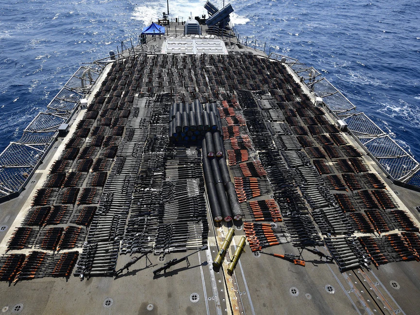 شحنة الأسلحة المضبوطة التي ضبطها الأسطول الخامس التابع للبحرية الأميركية - Twitter/@US5thFleet